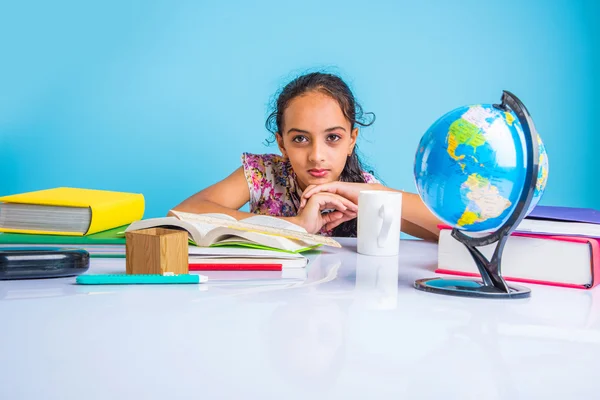 Educación y concepto de hogar - estudiante estresada chica con libros, niña india niño cansado de estudiar o hacer tareas, chica asiática estudiando y estresado, con globo juguete y taza de café — Foto de Stock