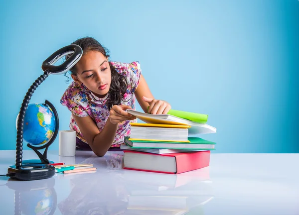 Educación y concepto de hogar - estudiante estresada chica con libros, niña india niño cansado de estudiar o hacer tareas, chica asiática estudiando y estresado, con globo juguete y taza de café — Foto de Stock