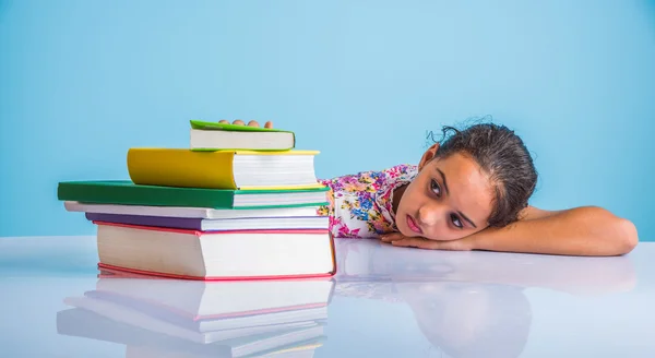 Educação e conceito de casa - estudante estressado menina com livros, menina indiana criança cansado de estudar ou fazer lição de casa, menina asiática estudar e estressado — Fotografia de Stock