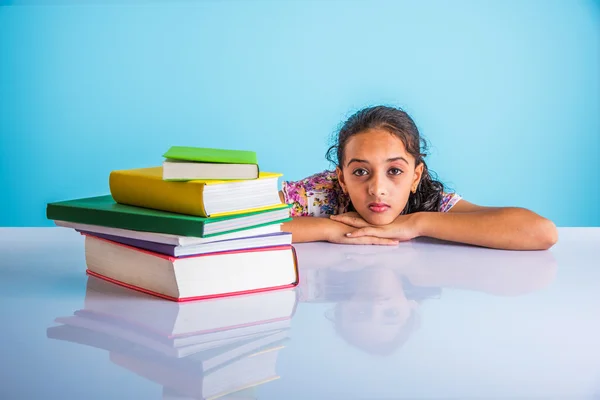 Educación y concepto de hogar - estudiante estresada chica con libros, niña india niño cansado de estudiar o hacer tareas, chica asiática estudiando y estresado — Foto de Stock