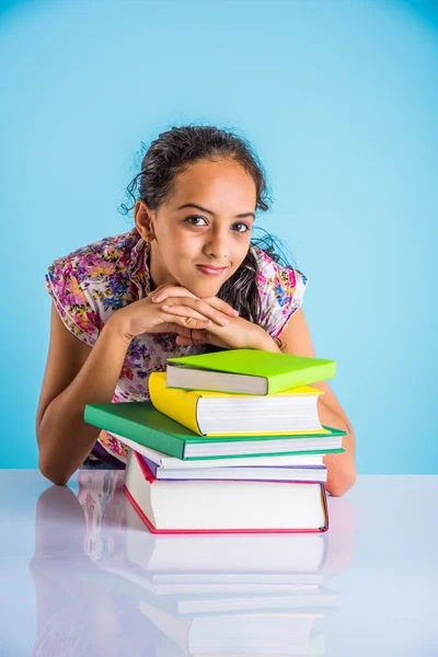 Porträt einer selbstbewussten und lächelnden indischen Studentin mit einem Stapel Bücher, die in die Kamera schaut, eines indischen Mädchens, das studiert, eines asiatischen Mädchens, das Bücher studiert — Stockfoto