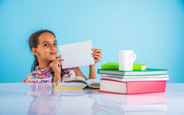 Chica india estudiante sosteniendo la pizarra blanca mientras estudia, chica india estudiando y sosteniendo la tarjeta blanca con espacio de copia, chica asiática sosteniendo la tarjeta blanca y estudiando — Foto de Stock