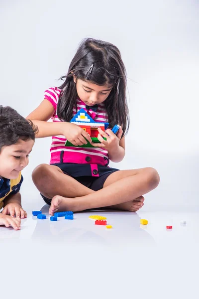 Indische Kinder spielen mit Blockspielzeug — Stockfoto
