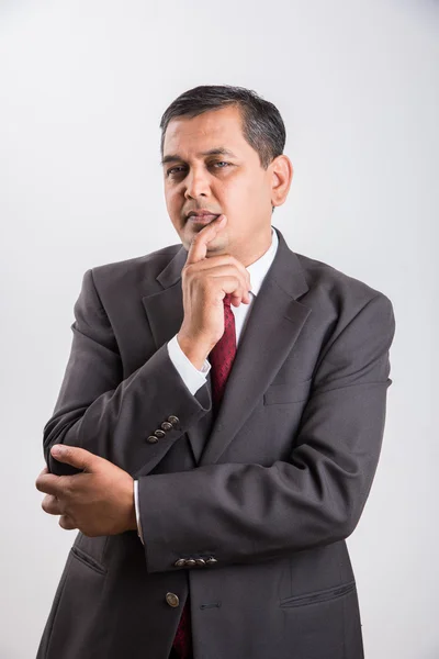 Homme d'affaires indien d'âge moyen pensant, beau homme d'affaires asiatique pensant, homme d'affaires indien avec une main pliée et une main touchant le menton, pensant, isolé sur fond blanc — Photo