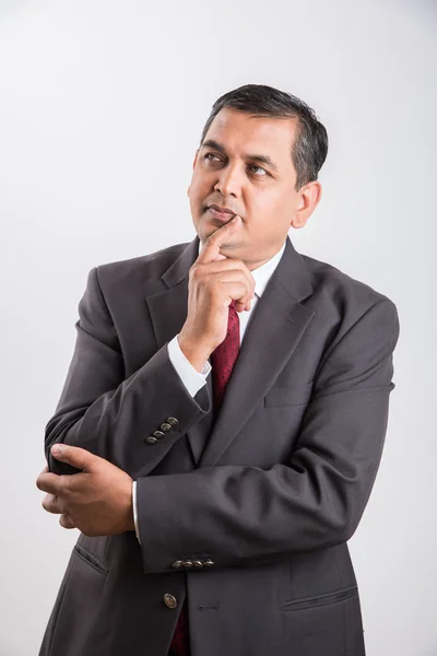 Indian Mid korú üzletember gondolkodás, csinos ázsiai üzletember gondolkodás, indiai üzletember egy kézzel hajtogatott és egy kéz megható álla, gondolkodás, elszigetelt több mint fehér háttér — Stock Fotó