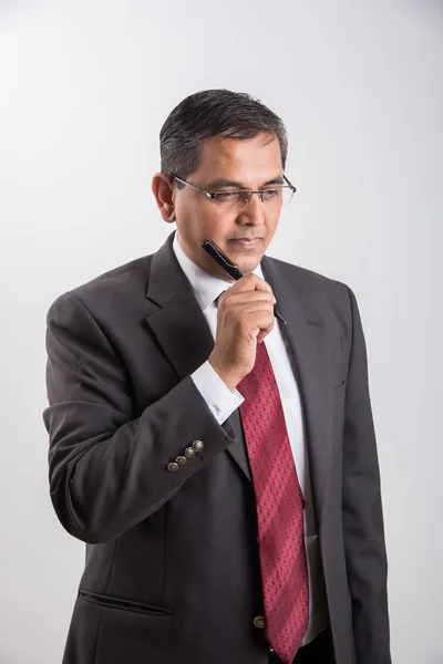 Indian affärsman Holding Ball penna och tänkande, indiska affärsman tänkande, Asiatiska affärsman Holding penna medan djupa tänkande, indiska affärsman lösa problem, isolerade över vit bakgrund — Stockfoto