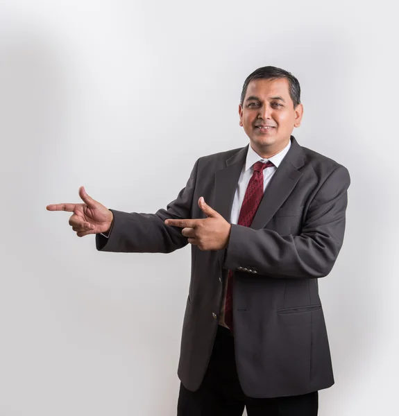 Índio Empresário isolado sobre fundo branco apresentando espaço de cópia. asiático homem de negócios feliz dando apresentação no espaço de cópia, homem de negócios feliz dando apresentação no fundo branco — Fotografia de Stock