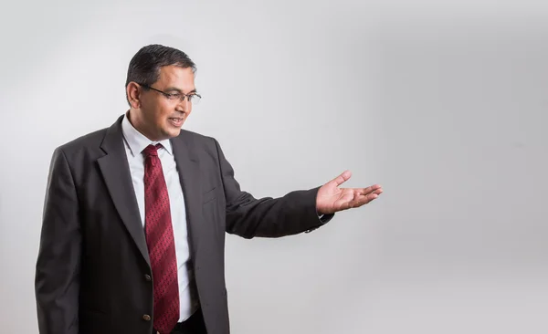 Homme d'affaires indien isolé sur fond blanc présentant l'espace de copie. asiatique heureux homme d'affaires donnant présentation sur copie espace, heureux homme d'affaires donnant présentation sur fond blanc — Photo