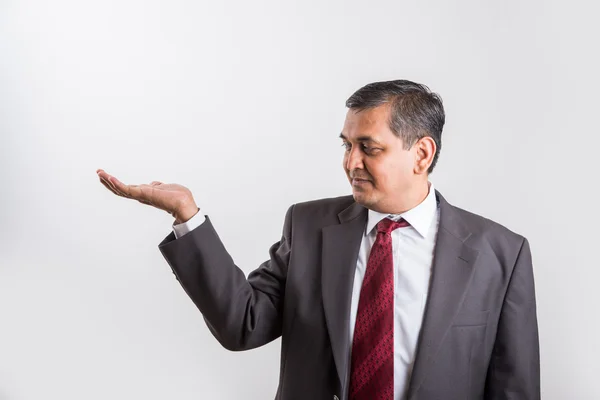 Índio Empresário isolado sobre fundo branco apresentando espaço de cópia. asiático homem de negócios feliz dando apresentação no espaço de cópia, homem de negócios feliz dando apresentação no fundo branco — Fotografia de Stock