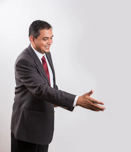 Sorridente uomo d'affari indiano mano tesa per una stretta di mano, uomo d'affari asiatico che offre mano stretta o stringere la mano o agitare la mano — Foto Stock
