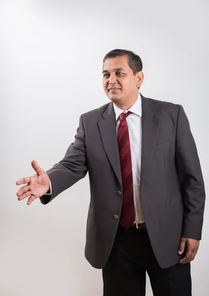 Χαμογελαστός Ινδός επιχειρηματίας που ξεπερνά το χέρι για μια χειραψία, Ασιάτης επιχειρηματίας που προσφέρει χειραψία ή χειραψία ή το σφίξιμο στο χέρι — Φωτογραφία Αρχείου