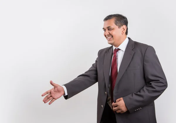 Leende indiska affärsman outstretching hand för ett handslag, Asiatiska affärsman som erbjuder hand skaka eller skaka hand eller shakehand — Stockfoto