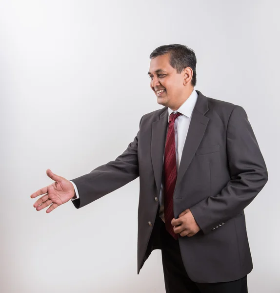 Mosolyogva indiai üzletember outstretching kezét egy kézfogás, ázsiai üzletember kínál kézremegés vagy rázza kézzel vagy shakehand — Stock Fotó