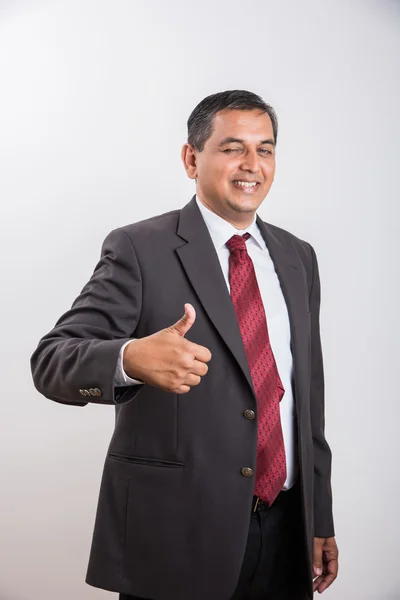 Porträtt av indisk affärsman som visar seger tecken eller tummen upp som en symbol för framgång, framgångsrik indisk affärsman, porträtt av säker medelåldern asiatiska affärsman visar seger tecken — Stockfoto