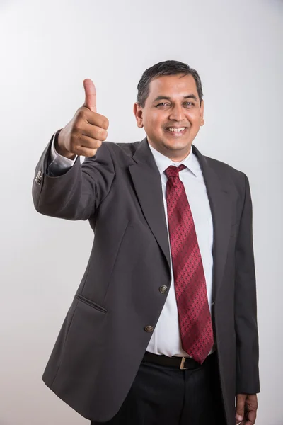 Retrato de indiana empresário mostrando vitória sinal ou polegares para cima como um símbolo de sucesso, bem sucedido indiana empresário, retrato de confiante meia idade asiático empresário mostrando vitória sinal — Fotografia de Stock