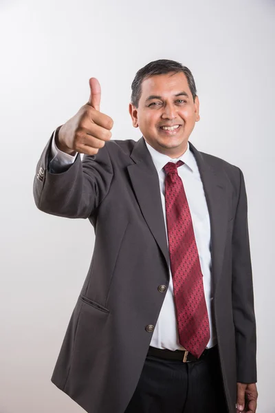 Retrato de indiana empresário mostrando vitória sinal ou polegares para cima como um símbolo de sucesso, bem sucedido indiana empresário, retrato de confiante meia idade asiático empresário mostrando vitória sinal — Fotografia de Stock