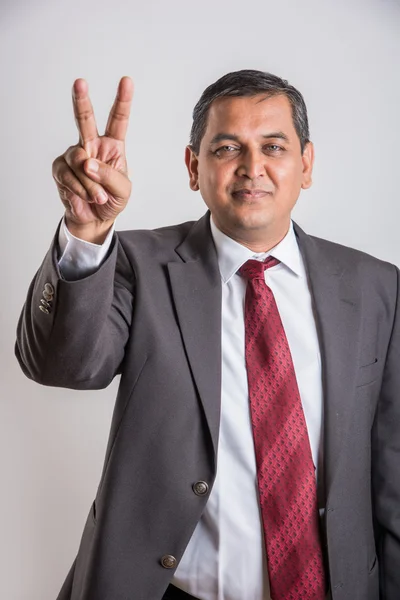 Portrait d'un homme d'affaires indien montrant signe de victoire ou pouces levés comme un symbole de succès, homme d'affaires indien réussi, portrait d'un homme d'affaires asiatique d'âge moyen confiant montrant signe de victoire — Photo