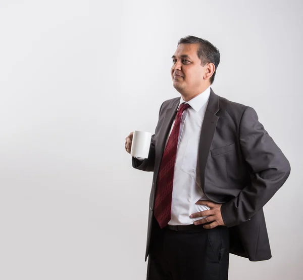 Indiana empresário tendo café ou chá, asiático empresário e café ou chá, empresário bebendo café em grande copo branco, isolado sobre fundo branco, vista lateral — Fotografia de Stock
