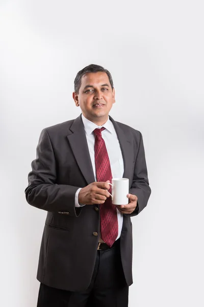 커피 또는 차, 아시아 사업가와 커피 또는 차, 큰 흰색 컵에 커피를 마시는 사업가, 흰색 배경 위에 고립 된 인도 사업가, 측면보기 — 스톡 사진