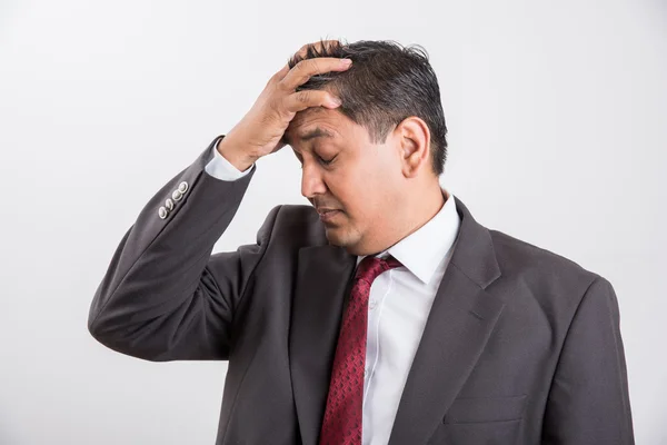 Indisk affärsman och huvudvärk, frustrerad indisk affärsman, Asiatisk affärsman och frustration, isolerad över vit bakgrund — Stockfoto