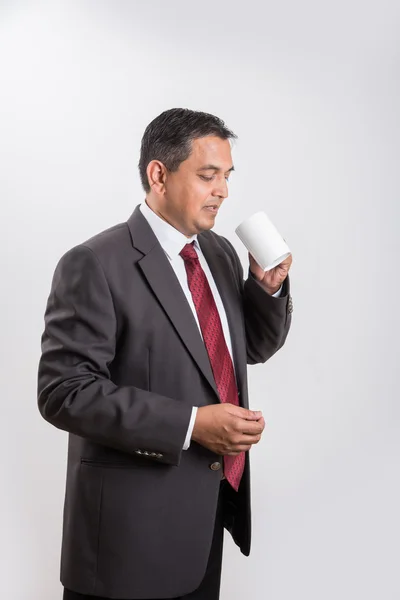 Indisk affärsman som har kaffe eller te, Asiatisk affärsman och kaffe eller te, affärsman dricka kaffe i stor vit kopp, isolerad över vit bakgrund, sidovy — Stockfoto
