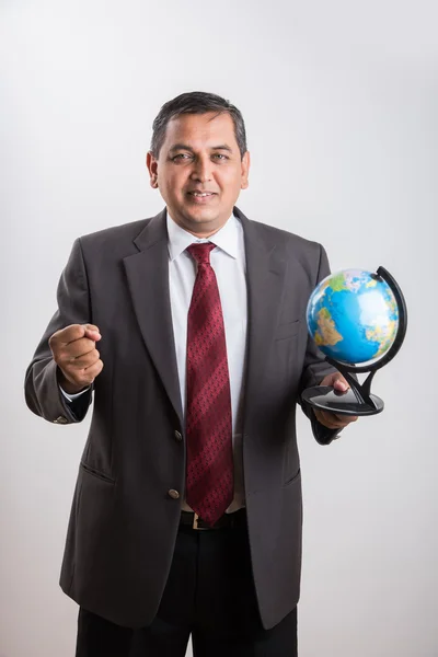 Porträtt av en indisk affärsman som innehar en jordglob-modell, isolerad på vit — Stockfoto