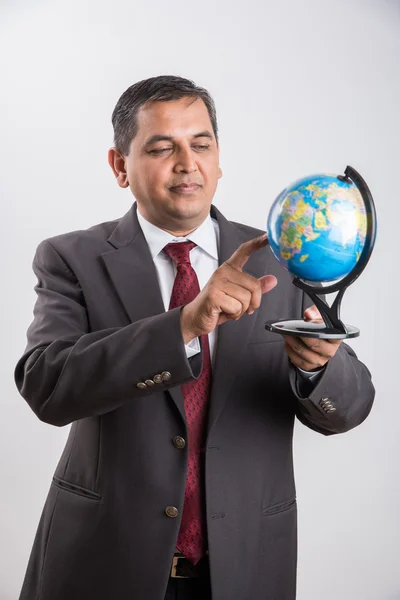 Retrato de un hombre de negocios indio sosteniendo un modelo globo, aislado en blanco — Foto de Stock