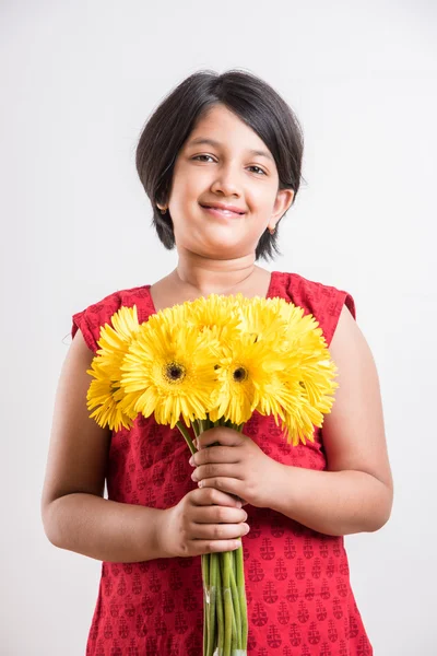 Indiana piccola ragazza che tiene mazzo di fiori gialli gerbera, isolato su sfondo bianco, ragazza indiana e fiori, ragazza asiatica che tiene fiori — Foto Stock