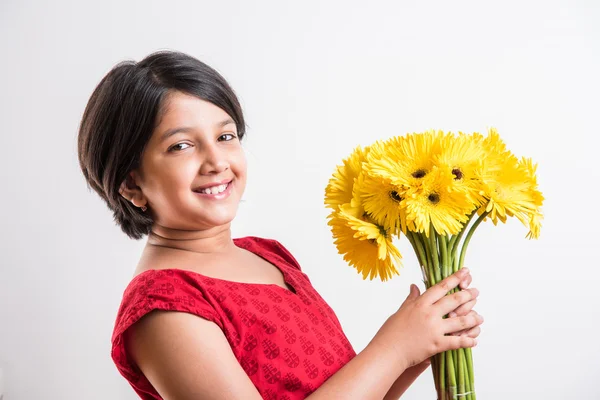 Indiana piccola ragazza che tiene mazzo di fiori gialli gerbera, isolato su sfondo bianco, ragazza indiana e fiori, ragazza asiatica che tiene fiori — Foto Stock