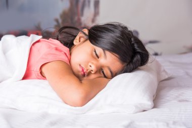 sevimli Hint beyaz yastık üzerinde küçük Asyalı kız yatak uyku uyuyan kız