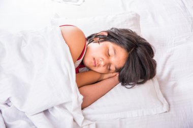 sevimli Hint beyaz yastık üzerinde küçük Asyalı kız yatak uyku uyuyan kız