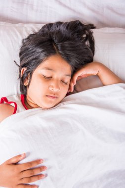sevimli Hint beyaz yastık üzerinde küçük Asyalı kız yatak uyku uyuyan kız