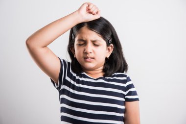 küçük kızla Hint: baş ağrısı, baş ağrısı, Hint küçük kız vurguladı ve baş ağrısı nedeniyle üzgün olan Asya sevimli kız