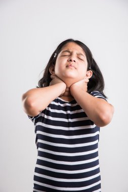 boyun ağrısı olan küçük hintli kız, asyalı kız çocuk ve boyun ağrısı