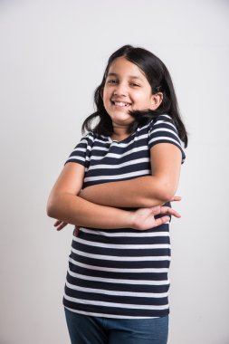 gülen küçük hintli kız portresi, beyaz arka plan üzerinde gülümseyen asyalı kız, elleri katlanmış hint küçük gorl gülümseyen