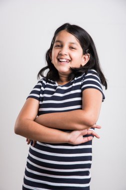 gülen küçük hintli kız portresi, beyaz arka plan üzerinde gülümseyen asyalı kız, elleri katlanmış hint küçük gorl gülümseyen