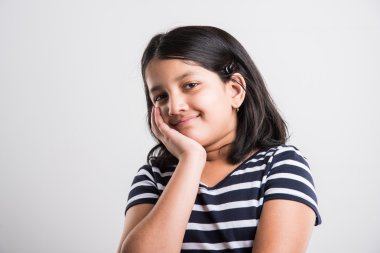 gülen küçük hintli kız portresi, beyaz arka plan üzerinde gülümseyen asyalı kız, elleri katlanmış hint küçük gorl gülümseyen