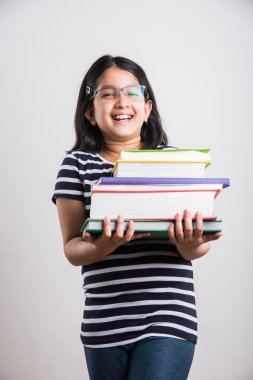 bir yığın kitap, Asyalı küçük kız yığını tutan tutan Hintli küçük kız her iki elinde, ağır, duygu komik ifadeler kitaplar