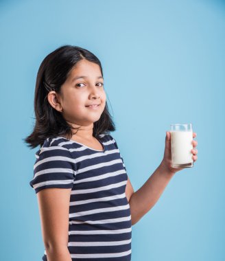 bir bardak süt, bir bardak süt içerken Asyalı kız, küçük kız bir bardakta süt içme portresi ile Hintli kız