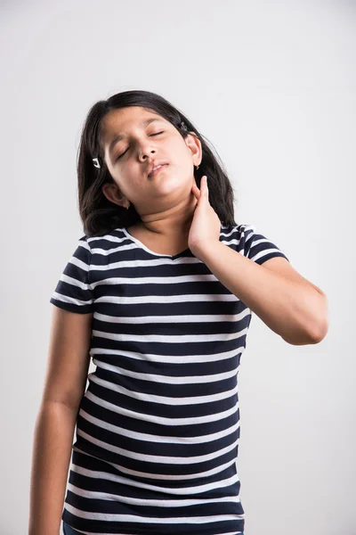 小印度 女孩 有 颈部 疼痛， 亚洲 女孩 和 颈部 疼痛 — 图库照片