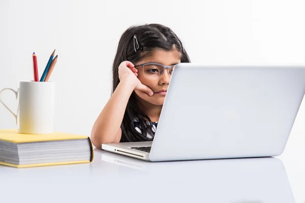 Wesoły indyjski mała dziewczynka za pomocą laptopa, Asian Small Girl gry na laptopie, na białym tle, słodkie dziecko dziewczyna gra na laptopie na studia stół — Zdjęcie stockowe