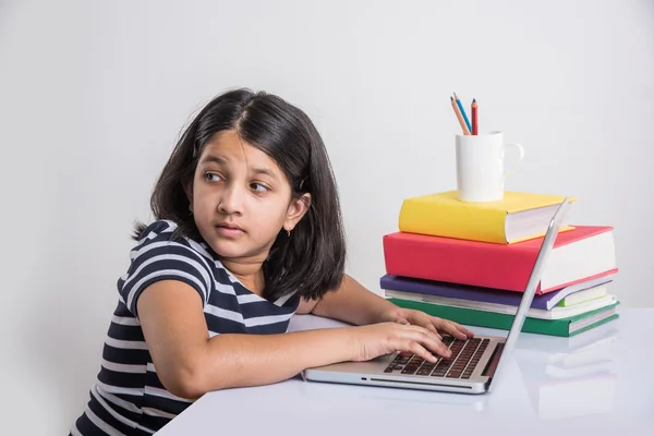 귀여운 인디언 소녀 아시아 작은 여 자가 공부 하 고, 노트북을 사용 하 여 노트북에 공부 책 & 노트북의 더미와 함께 무고 한 인도 여자 아이 연구 개념 — 스톡 사진