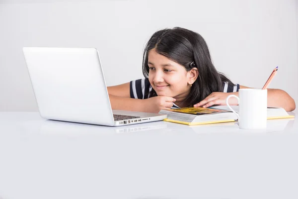 Niedliche kleine indische Mädchen lernen auf Laptop, asiatische kleines Mädchen lernen und verwenden Laptop, unschuldige indische Mädchen Kind und Studienkonzept mit Stapel von Büchern & Laptop — Stockfoto