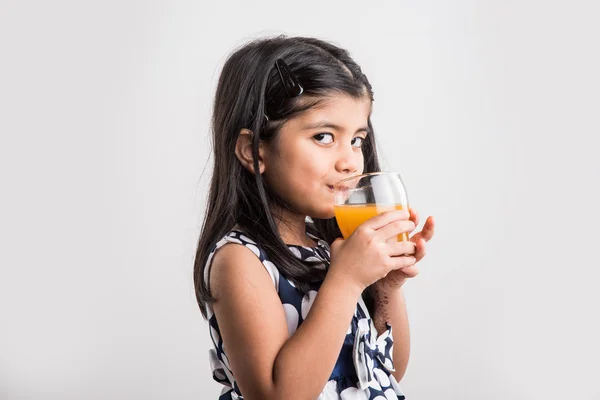Indiase klein meisje mango sap of koud drankje of vruchtensap drinken in een glas — Stockfoto
