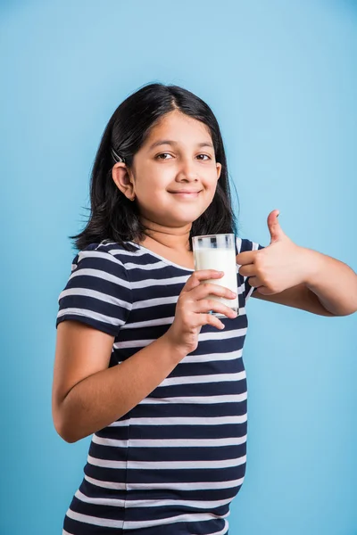 Indiase meisje met een glas melk, Aziatisch meisje drinken melk in een glas, portret van klein meisje drinken van melk in een glas — Stockfoto