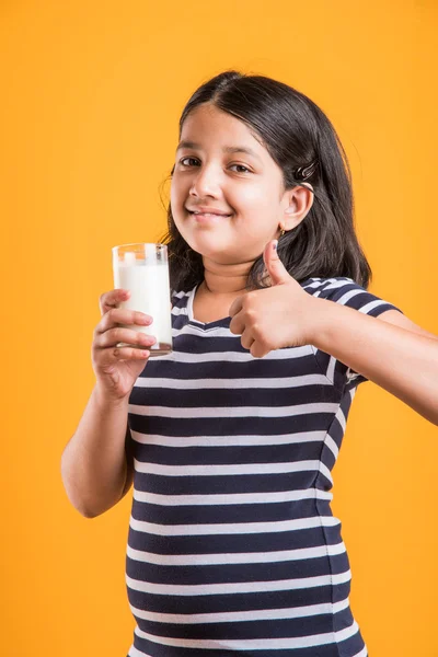 Indiase meisje met een glas melk, Aziatisch meisje drinken melk in een glas, portret van klein meisje drinken van melk in een glas — Stockfoto