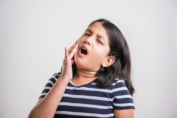 印度小女孩和牙痛，悲伤的印度小女孩与牙齿疼痛，紧张的印度女孩与疼痛的牙齿，印度女孩患有牙痛，印度女孩与牙齿问题 — 图库照片