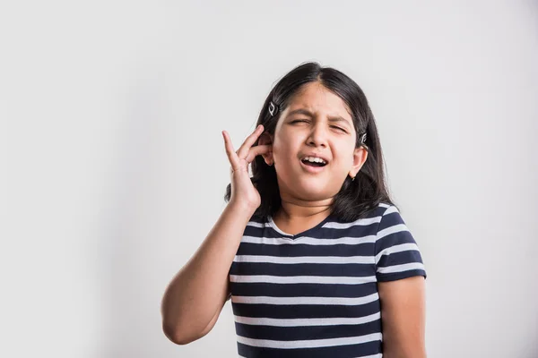 Indiana menina com dor de ouvido, menina asiática tocando dor de ouvido, estresse indiana pequena menina com dor de ouvido no fundo branco — Fotografia de Stock