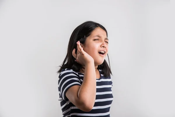 India chica con dolor de oído, chica asiática tocando dolor de oído, estresante india pequeña chica con dolor de oído sobre fondo blanco —  Fotos de Stock