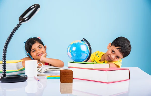 Niño y niña indios que estudian con el globo en la mesa de estudio, niños asiáticos que estudian, niños indios que estudian geografía, niños que hacen tareas o trabajo en casa, dos niños que estudian en la mesa — Foto de Stock